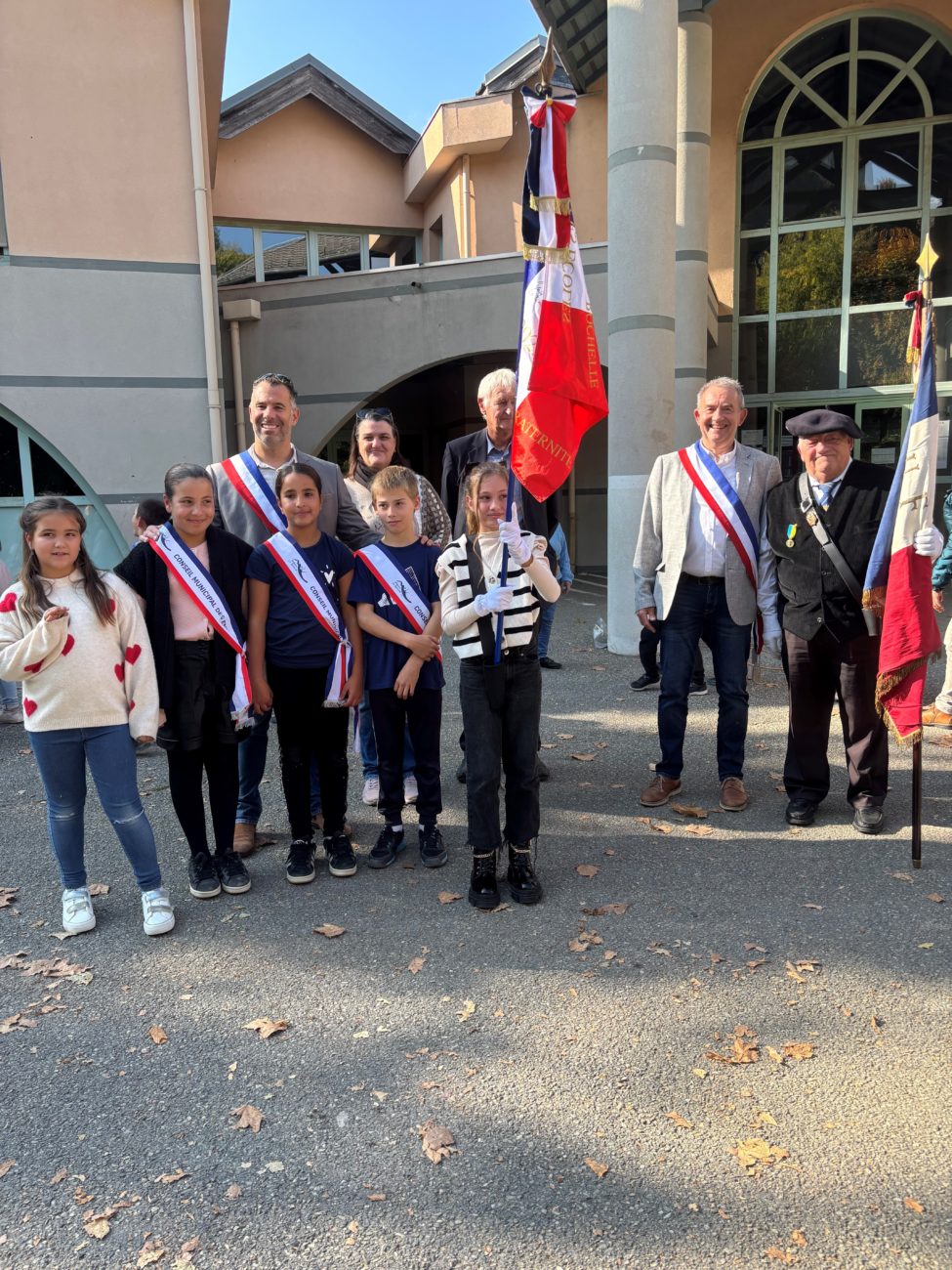 Remise du drapeau à l’école élémentaire de la Neuve